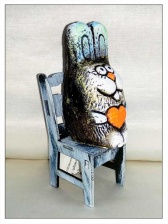 Заяц с сердцем на стуле (Шамот)