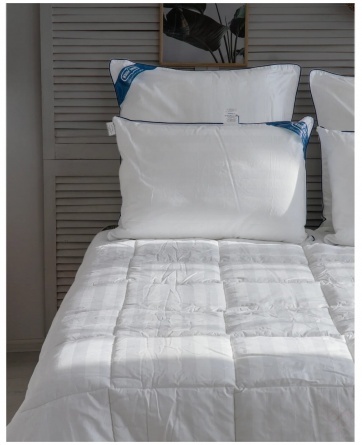 Подушка "Отель" (лебяжий пух, микрофибра) 50х70 см фото на кровати